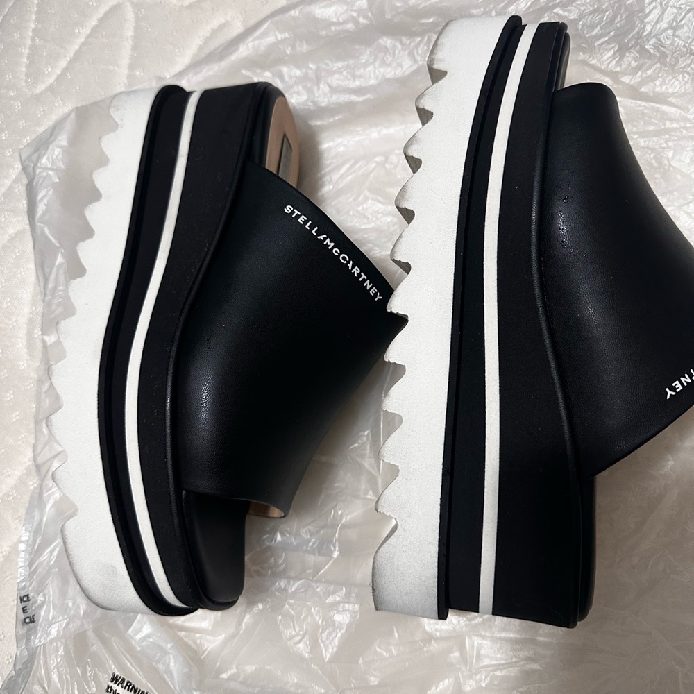 Stella McCartney
Sneak-Elyse Platform Mules